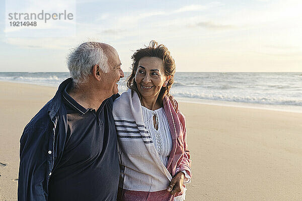Glücklicher Mann und Frau verbringen gemeinsam Zeit am Strand