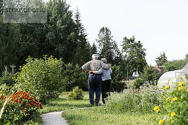 Älteres Paar umarmt sich im Garten