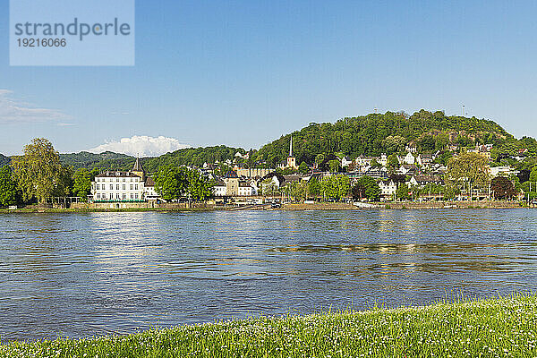 Deutschland  Rheinland-Pfalz  Remagen  Blick auf die Stadt am Rheinufer im Sommer