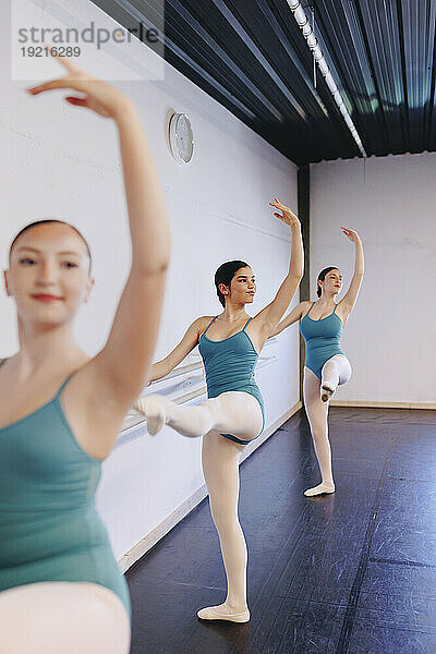 Tänzer mit erhobenen Händen bei der Probe in der Tanzschule
