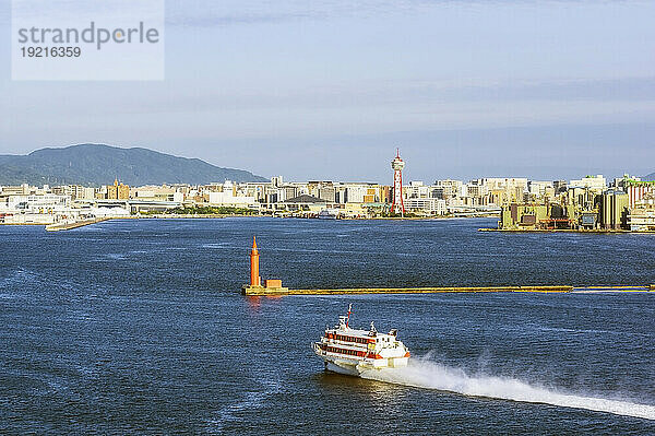 Japan  Präfektur Fukuoka  Stadt Fukuoka  Fähre fährt in Richtung Stadthafen