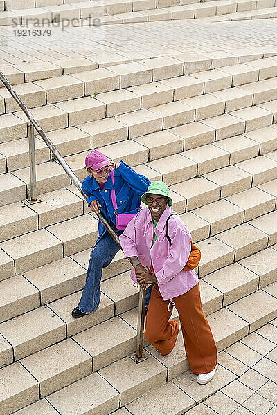 Glückliches Paar genießt es in der Nähe des Treppengeländers