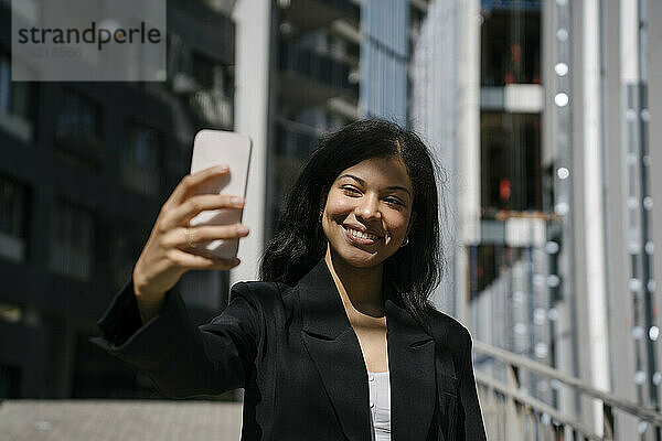 Glückliche Geschäftsfrau  die Selfie mit dem Smartphone macht