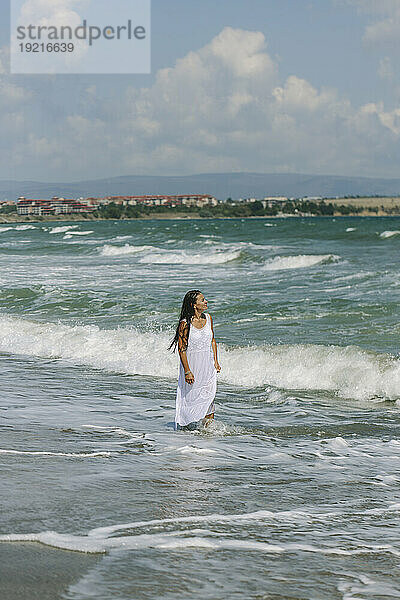 Frau verbringt ihre Freizeit am Strand am Meer