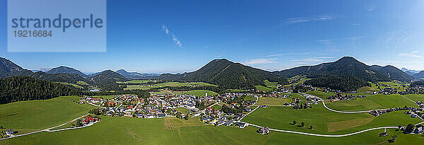 Österreich  Salzburger Land  Faistenau  Drohnenpanorama eines idyllischen Dorfes im Salzkammergut