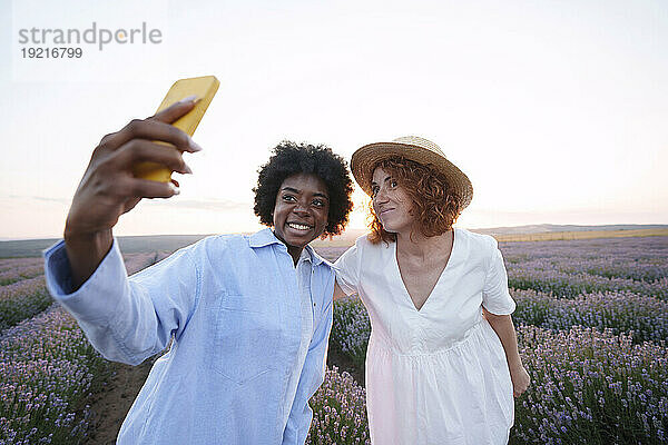 Freunde machen Selfie per Smartphone im Lavendelfeld