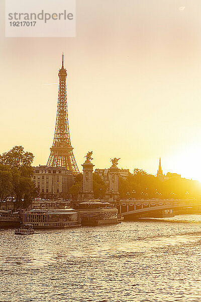 Frankreich  Ile-De-France  Paris  Seineufer bei Sonnenuntergang mit Eiffelturm und Brücke Pont Alexandre III im Hintergrund