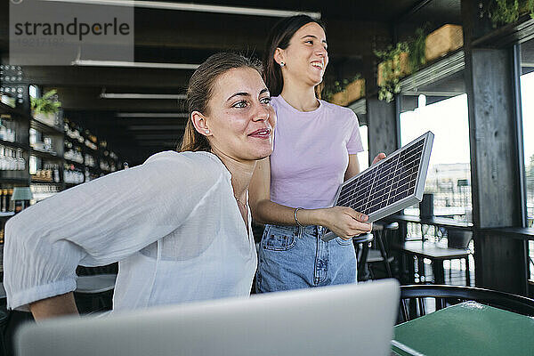 Zwei junge Frauen arbeiten gemeinsam an einem Projekt für nachhaltige Ressourcen im Coworking Space