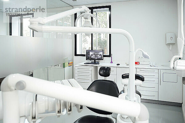 Medizinische Geräte im Untersuchungsraum der Zahnarztpraxis