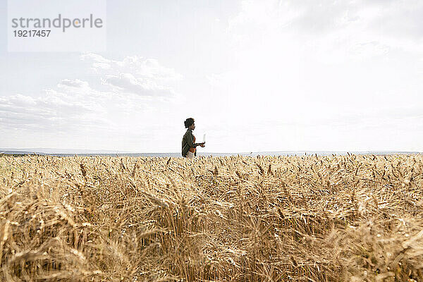 Gerstenernte mit Agronom im Feld