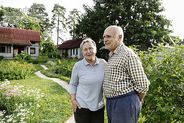 Glückliches älteres Paar  das im Garten steht