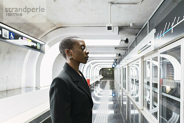 Pendler schaut sich den U-Bahn-Fahrplan in der U-Bahn-Station an