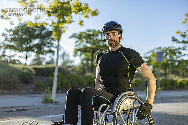 Selbstbewusster Sportler mit Behinderungen beim Rollstuhlrennen