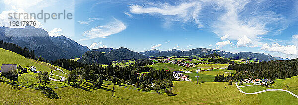 Österreich  Salzburger Land  Abtenau  Drohnenpanorama einer idyllischen Stadt in den Salzkammergutbergen