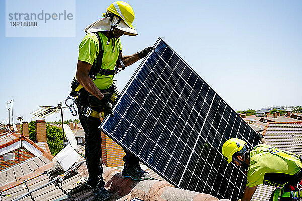 Ingenieure installieren Solarpanel an einem sonnigen Tag