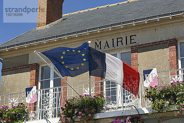 Frankreich  La Bernerie-en-Retz  44  Detail der Fassade des Rathauses mit der französischen und europäischen Flagge.