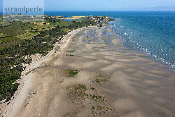Frankreich  Hauts de France  Pas-de-Calais  Opalküste  Strand von Wissant. Im Hintergrund Cape Gris Nez