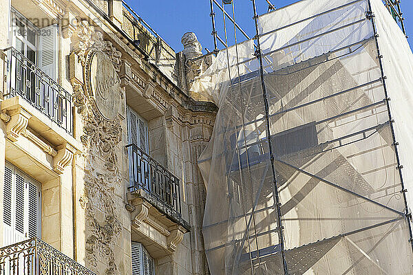 Frankreich  Les Sables d'Olonne  85  Reparatur der Fassade der „Villa Mirasol“ am Ufer  Mai 2021.