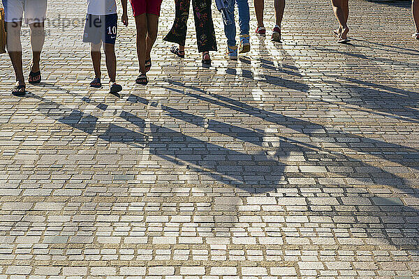 Frankreich  Les Sables d'Olonne  85  le Remblai  Beine von Sommermenschen  die vor dem Abendessen spazieren gehen  08/2021.