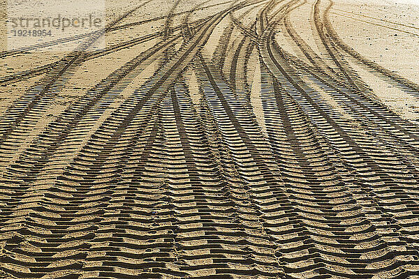 Frankreich  Les Sables d'Olonne  85  Maschinenspuren im Sand am Hauptstrand.