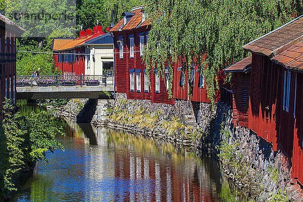 Europa  Skandinavien  Schweden. Västmanland. Västerås. Rote Holzhäuser am Ufer des Flusses Svartån