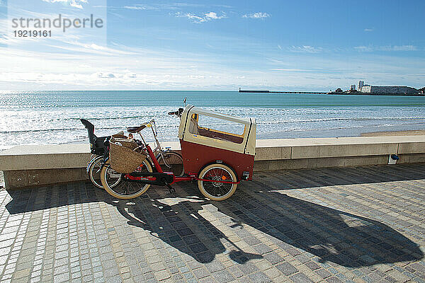 Frankreich  Les Sables d'Olonne  85  le Remblai  Fahrrad zum Transport eines Babys  Februar 2021.