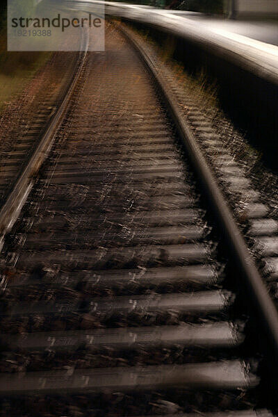 Frankreich  Les Moutiers-en-Retz  44  Bahnstrecke in der Abenddämmerung  Bewegungsunschärfe.