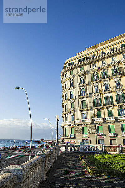 Italien  Kampanien  Neapel  Via Mazario Sauro  Tanding-Gebäude mit Blick auf die Bucht  November 2021.