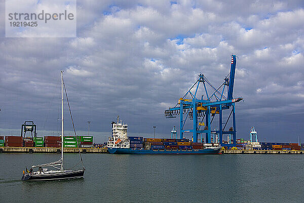 Europa  Belgien  Westflandern  Zeebrugge. Hafen von Brügge-Zeebrügge