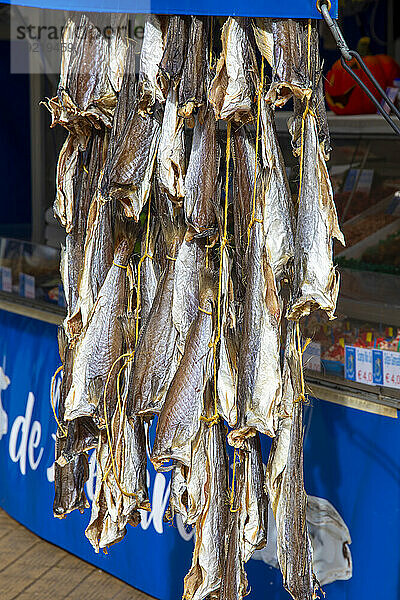 Europa  Belgien  Westflandern. Ostende. Hafen. Geschäfte  die Fisch zum Essen oder Mitnehmen verkaufen. getrockneter Kabeljau