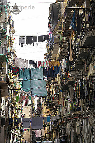 Italien  Kampanien  Neapel  Quartiere Pendino  Via Delle Zite  Wäschetrocknung an Drähten  die bis zu den Fassaden von Gebäuden gespannt sind  auf beiden Seiten der Straße  November 2021.