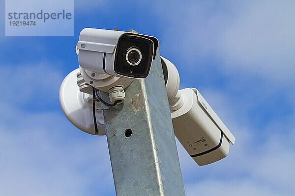 Überwachungskamera in einem blauen Himmel