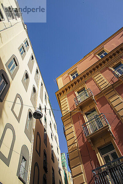 Italien  Kampanien  Neapel  Via Flavio Gioia  Sezione Porto  2 sonnige Gebäudefassaden  November 2021.