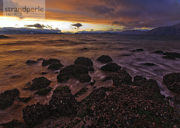 Blick auf den Wintersonnenuntergang der Zimovia-Straße und der Woronkofski-Insel vom Petroglyph Beach aus gesehen  Wrangell Island  Alaska