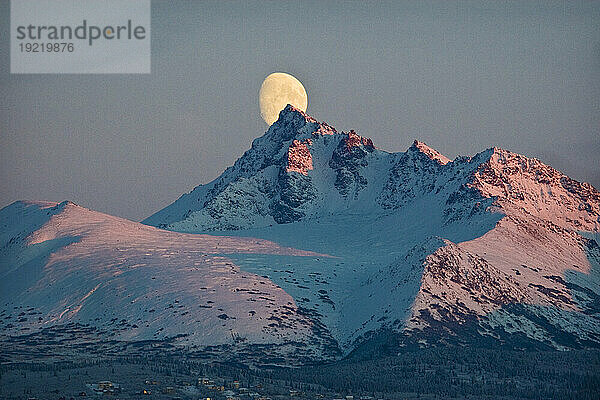 Blick Auf Den Mond  Der Hinter O'malley Peak  Chugach Mountains  Anchorage  Südzentralalaska  Winter Aufgeht