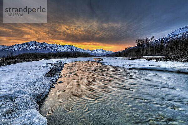 Morgenlicht über den Chugach Mountains und dem Hunter Creek in der Nähe des Knik River im südlichen Zentralalaska  Frühling  Hdr