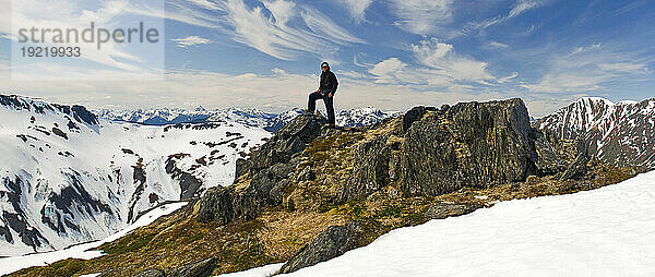 Ein Snowboarder nimmt sich einen Moment Zeit  um die Aussicht beim Heliskiing in der Nähe von Juneau  Alaska  zu genießen