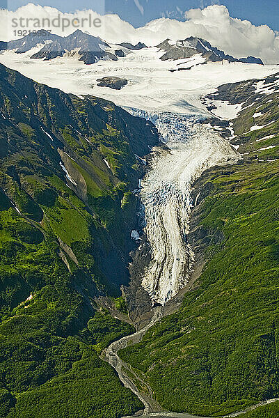 Ein hängender Gletscher vor dem Yalik-Gletscher im Kenai-Fjords-Nationalpark auf der Kenai-Halbinsel im südlichen Zentralalaska im Sommer.