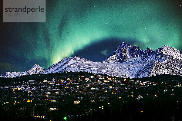 Zusammengesetzte Aurora Borealis über Hillside Neighborhood & Chugach Mountains Anchorage Alaska