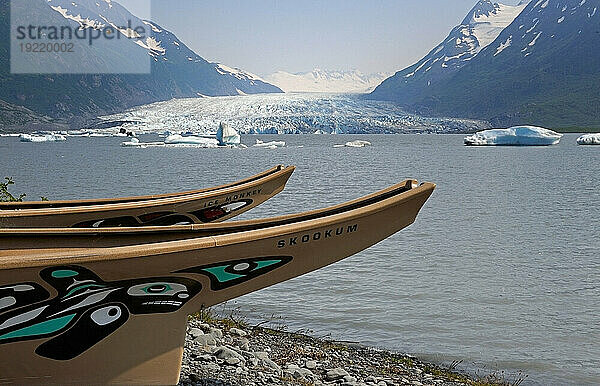 Moderne Nachbildungen von zwei Tlingit-Kriegskanus vor dem vom Spencer-Gletscher gebildeten See  Chugach National Forest  Southcentral  Alaska