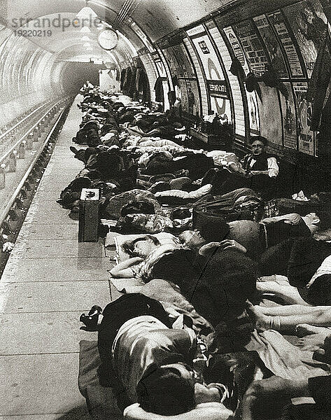 Zivilisten  die während des Zweiten Weltkriegs in der U-Bahn-Station Schutz vor den Bomben suchten  hier zu sehen: Die Elephant and Castle Station  London  England  11. November 1940. Von Front Line 1940-41  veröffentlicht 1942