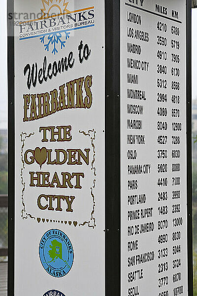 Schild „Welcome To Fairbanks“  das die Entfernung zu anderen Städten in Alaska  USA  anzeigt; Fairbanks  Alaska  Vereinigte Staaten von Amerika