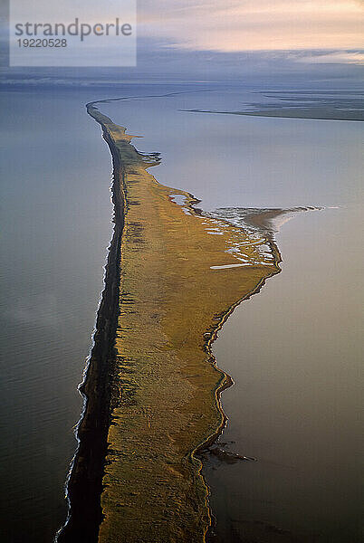 Luftaufnahme des westlichen Randes des Nordhangs von Alaska  USA  mit einer schmalen Halbinsel  die zum Wasser führt; North Slope  Alaska  Vereinigte Staaten von Amerika