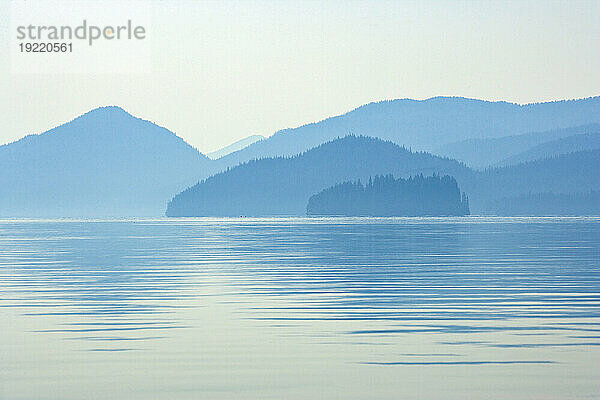 Silhouette der Schönheit der Inside Passage  Alaska  USA in der Dämmerung; Petersburg  Mitkof Island  Alaska  Vereinigte Staaten von Amerika