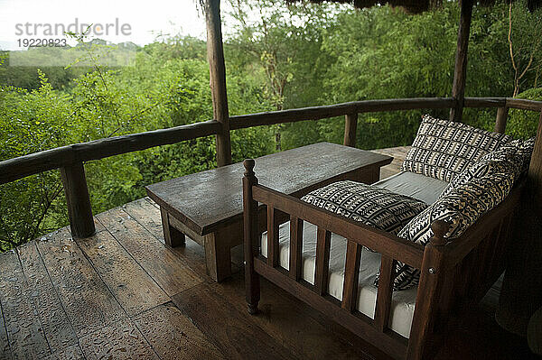 Wohnräume im Freien einer Safari-Lodge in Uganda  Afrika; Uganda