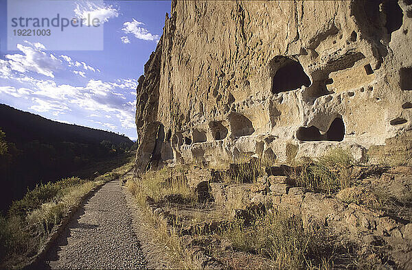 Alte indianische Klippenwohnungen im Bandelier National Monument  New Mexico  USA; New Mexico  Vereinigte Staaten von Amerika