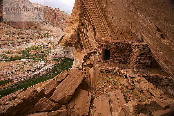 Niedrigwasser im Defiance House  einer Anasazi-Ruine  Glen Canyon National Recreation Area  Utah  USA; Utah  Vereinigte Staaten von Amerika