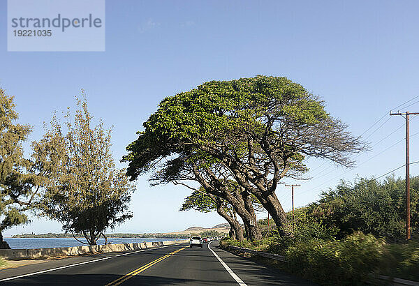 Autos auf einer malerischen Fahrt entlang der Pazifikküste bei blauem Himmel; Maui  Hawaii  Vereinigte Staaten von Amerika; Maui  Hawaii  Vereinigte Staaten von Amerika