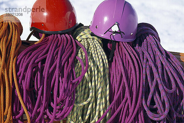 Bunte Kletterhelme und Seile in einem Basislager im Denali National Park and Preserve  Alaska  USA; Alaska  Vereinigte Staaten von Amerika