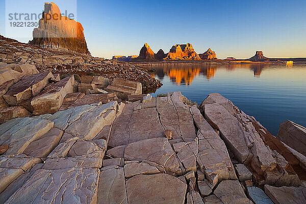 Gregory Butte spiegelt sich in der Last Chance Bay  Lake Powell  Glen Canyon National Recreation Area  Utah  USA; Utah  Vereinigte Staaten von Amerika